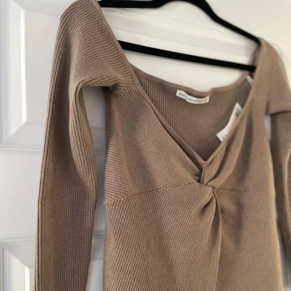 Abercrombie & Fitch Off-Shoulder Twist Sweater, tan, medium - Picture 4 of 8